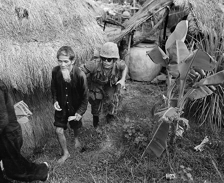 Quando o governo dos Estados Unidos percebeu que a guerrilha ameaçava controlar o centro do Vietnã, deu a ordem para os fuzileiros navais desceram a 16 quilômetros de Da Nang. (Foto: Wikimedia Commons) Quando o governo dos Estados Unidos percebeu que a guerrilha ameaçava controlar o centro do Vietnã, deu a ordem para os fuzileiros navais desceram a 16 quilômetros de Da Nang. (Foto: Wikimedia Commons)