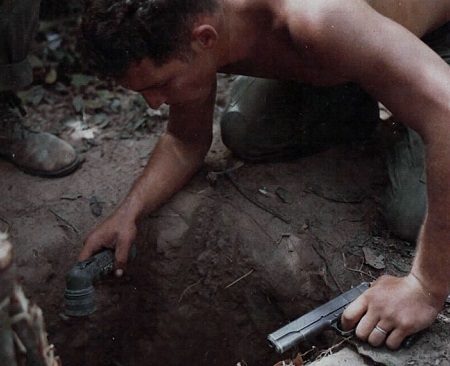 Uma eleição foi prevista para 1956, só que nunca aconteceu. Os americanos apadrinharam o novo dirigente sulista, Ngo Dinh Diem, que deu início a um regime de repressão. Em resposta, a oposição organizou a guerrilha. Foi assim que surgiu a Frente para a Libertação Nacional, o Vietcongue. (Foto: Wikimedia Commons) Uma eleição foi prevista para 1956, só que nunca aconteceu. Os americanos apadrinharam o novo dirigente sulista, Ngo Dinh Diem, que deu início a um regime de repressão. Em resposta, a oposição organizou a guerrilha. Foi assim que surgiu a Frente para a Libertação Nacional, o Vietcongue. (Foto: Wikimedia Commons)