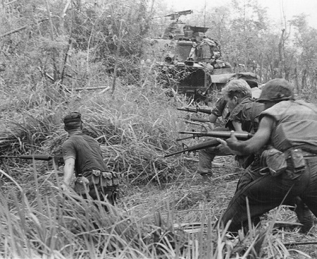 Empossado após o assassinato de Kennedy, em 1963, o presidente Lyndon Johnson ordenou o envio de mais tropas ao Vietnã, impulsionando a escalada da guerra. (Foto: Wikimedia Commons) Empossado após o assassinato de Kennedy, em 1963, o presidente Lyndon Johnson ordenou o envio de mais tropas ao Vietnã, impulsionando a escalada da guerra. (Foto: Wikimedia Commons)