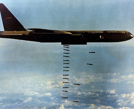 Durante o bombardeio aéreo foram despejadas, de 1965 até 1971, 6,2 milhões de toneladas de bombas nas cidades do Vietnã do Norte. O objetivo era forçar os comunistas a não apoiar a guerrilha vietcongue. Apesar de massacradas, a luta pela independência do vietnã não dava sinais de rendição. (Foto: Wikimedia Commons) Durante o bombardeio aéreo foram despejadas, de 1965 até 1971, 6,2 milhões de toneladas de bombas nas cidades do Vietnã do Norte. O objetivo era forçar os comunistas a não apoiar a guerrilha vietcongue. Apesar de massacradas, a luta pela independência do vietnã não dava sinais de rendição. (Foto: Wikimedia Commons)
