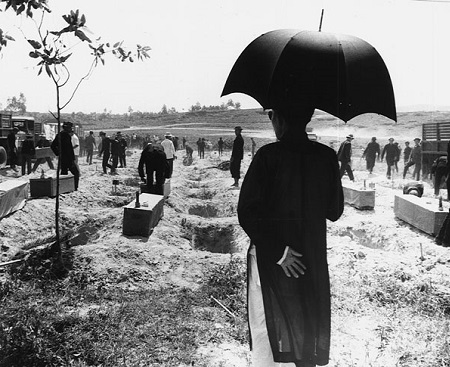 Robert McNamara, o Secretário de Defesa do governo Kennedy, foi quem executou a política anti-comunista do presidente Johnson. Nessa época o tamanho do exército dos Estados Unidos aumentou: de 2.483.000, em 1961, para 3.550.000 homens, em 1965. (Foto: Wikimedia Commons) Robert McNamara, o Secretário de Defesa do governo Kennedy, foi quem executou a política anti-comunista do presidente Johnson. Nessa época o tamanho do exército dos Estados Unidos aumentou: de 2.483.000, em 1961, para 3.550.000 homens, em 1965. (Foto: Wikimedia Commons)