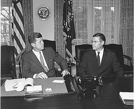 Em 1961, o presidente norte-americano John Kennedy enviou observadores militares para a região. Dois anos depois a CIA patrocinou um golpe contra o impopular Diem, que colocou no lugar uma junta militar. Crescia assim a participação dos Estados Unidos no conflito. (Foto: Wikimedia Commons)