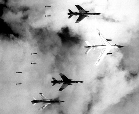 A capital do Vietnã do Sul caiu no dia 30 de abril de 1975, sem luta. O presidente Duong Van Minh pediu a suas tropas que entregassem as armas e evitassem o derramamento de sangue. Horas antes, helicópteros norte-americanos promoveram o embarque apressado dos últimos funcionários da embaixada. (Foto: Wikimedia Commons) A capital do Vietnã do Sul caiu no dia 30 de abril de 1975, sem luta. O presidente Duong Van Minh pediu a suas tropas que entregassem as armas e evitassem o derramamento de sangue. Horas antes, helicópteros norte-americanos promoveram o embarque apressado dos últimos funcionários da embaixada. (Foto: Wikimedia Commons)