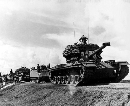 Impopular por causa da guerra, o presidente Lindon Johnson não foi reeleito. Em 1969, o republicano Richard Nixon assumiu a presidência propondo uma saída honrosa da guerra. Logo iniciou a transferência de posições ocupadas por tropas americanas para o exército aliado do Vietnã do Sul. (Foto: Wikimedia Commons) Impopular por causa da guerra, o presidente Lindon Johnson não foi reeleito. Em 1969, o republicano Richard Nixon assumiu a presidência propondo uma saída honrosa da guerra. Logo iniciou a transferência de posições ocupadas por tropas americanas para o exército aliado do Vietnã do Sul. (Foto: Wikimedia Commons)