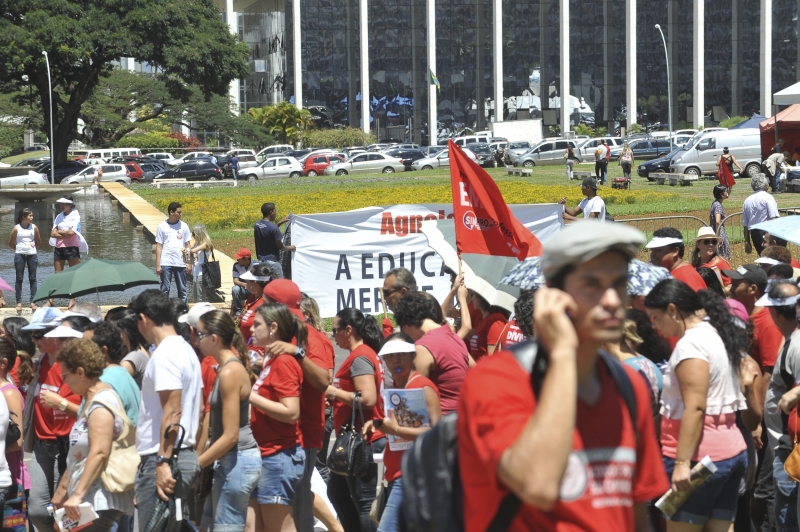 Professores de universidades em greve rejeitam proposta do governo por unanimidade