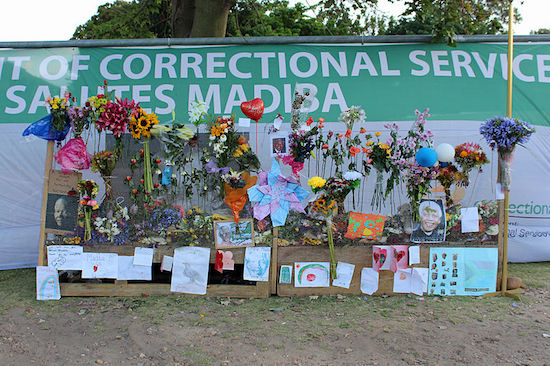 Hoje, todos os cidadãos da África do Sul possuem os mesmos direitos garantidos pela constituição. No entanto, as décadas de segregação e preconceito deixaram muitas consequências na sociedade. O alto índice de AIDS, desemprego e analfabetismo entre a população negra, o abismo econômico que reflete a separação das raças e o racismo intrincado na sociedade são alguns dos desafios que o país ainda precisa superar. (Foto: Wikimedia Commons) Hoje, todos os cidadãos da África do Sul possuem os mesmos direitos garantidos pela constituição. No entanto, as décadas de segregação e preconceito deixaram muitas consequências na sociedade. O alto índice de AIDS, desemprego e analfabetismo entre a população negra, o abismo econômico que reflete a separação das raças e o racismo intrincado na sociedade são alguns dos desafios que o país ainda precisa superar. (Foto: Wikimedia Commons)