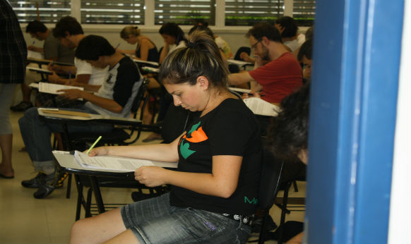 Fuvest realiza hoje último dia da segunda fase do vestibular 2012