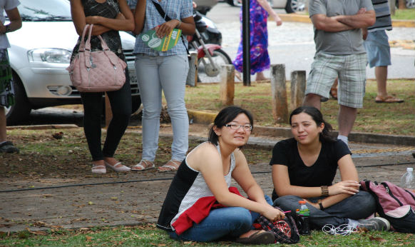 Candidatos esperam a abertura dos portões para fazer a prova da Fuvest neste domingo (27) Candidatos esperam a abertura dos portões para fazer a prova da Fuvest neste domingo (27)