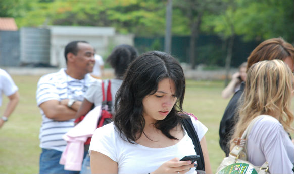 Candidatos esperam a abertura dos portões para fazer a prova da Fuvest neste domingo (27) Candidatos esperam a abertura dos portões para fazer a prova da Fuvest neste domingo (27)