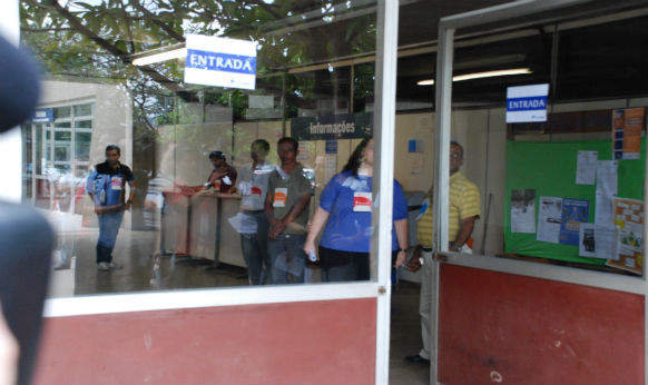 Fiscais se preparam para fechar porta Fiscais se preparam para fechar porta