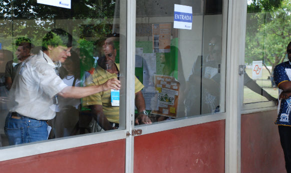 Fiscal fecha a porta pontualmente às 13h Fiscal fecha a porta pontualmente às 13h