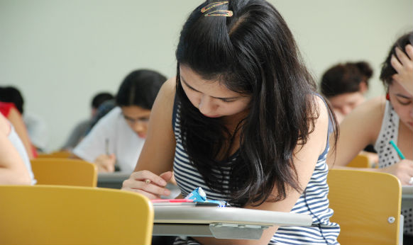 Candidatos fazem a prova da primeira fase da Fuvest neste domingo (27) Candidatos fazem a prova da primeira fase da Fuvest neste domingo (27)