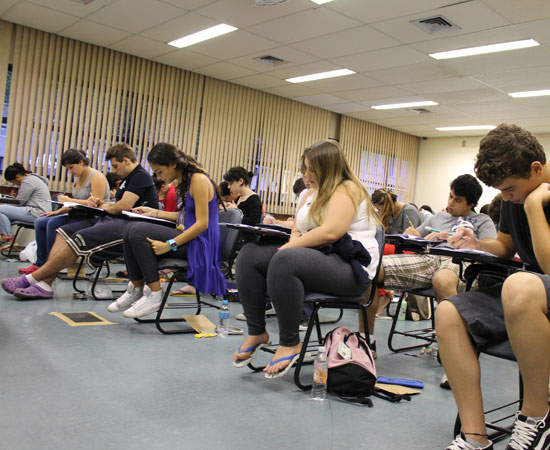 Fuvest registra 10,7% de abstenção da primeira fase do vestibular 2013