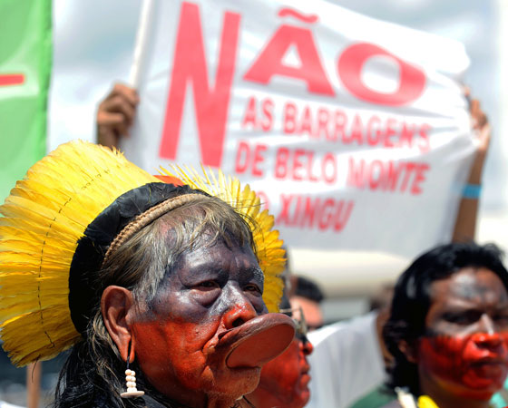 "Desenvolvimento e preservação ambiental: como conciliar os interesses em conflito?", era o tema da redação de 2001. Na imagem, uma manifestação contra a construção da usina de Belo Monte em frente ao Palácio do Planalto. <span>A redação do Enem é uma das partes mais importantes do exame, </span><span>por isso, é essencial que o estudante se dedique a ela, não importa qual curso queira fazer. Separamos aqui <a href="http://guiadoestudante.abril.com.br/blog/redacao-para-o-enem-e-vestibular/5-erros-que-voce-deve-evitar-para-nao-ter-nota-baixa-na-redacao-do-enem/" target="_blank" rel="noopener">5 erros que você deve evitar na hora do texto</a>. Aproveite e descubra quais são os <a href="http://guiadoestudante.abril.com.br/blog/redacao-para-o-enem-e-vestibular/veja-e-evite-10-erros-comuns-de-portugues-na-hora-de-escrever-uma-redacao/" target="_blank" rel="noopener">10 erros de português mais frequentes em redações</a>. </span>