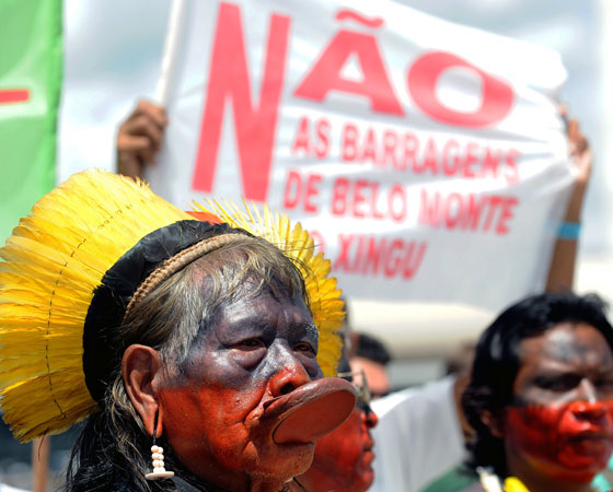 "Desenvolvimento e preservação ambiental: como conciliar os interesses em conflito?", era o tema da redação de 2001. Na imagem, uma manifestação contra a construção da usina de Belo Monte em frente ao Palácio do Planalto. <span>A redação do Enem é uma das partes mais importantes do exame, </span><span>por isso, é essencial que o estudante se dedique a ela, não importa qual curso queira fazer. Separamos aqui <a href="https://guiadoestudante.abril.com.br/blog/redacao-para-o-enem-e-vestibular/5-erros-que-voce-deve-evitar-para-nao-ter-nota-baixa-na-redacao-do-enem/" target="_blank" rel="noopener">5 erros que você deve evitar na hora do texto</a>. Aproveite e descubra quais são os <a href="https://guiadoestudante.abril.com.br/blog/redacao-para-o-enem-e-vestibular/veja-e-evite-10-erros-comuns-de-portugues-na-hora-de-escrever-uma-redacao/" target="_blank" rel="noopener">10 erros de português mais frequentes em redações</a>. </span>