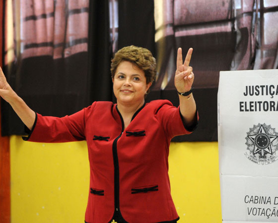 Em 2002, o Enem questionou aos estudantes: "O direito de votar: como fazer dessa conquista um meio para promover as transformações sociais que o Brasil necessita?". Na foto, a ex-presidente Dilma Rousseff, vota na Escola Estadual de Ensino Médio Santos Dumont. O assunto costuma cair com frequência nos vestibulares. <a href="https://guiadoestudante.abril.com.br/blog/atualidades-vestibular/saiba-como-as-eleicoes-podem-cair-no-vestibular/" target="_blank" rel="noopener">O Guia explica aqui</a> como isso pode ser abordado. Também vale a pena saber mais sobre o processo eleitoral e entender, por exemplo, <a href="https://guiadoestudante.abril.com.br/blog/atualidades-vestibular/por-que-o-voto-no-brasil-nao-e-facultativo/" target="_blank" rel="noopener">por que o voto no Brasil não é facultativo</a>.