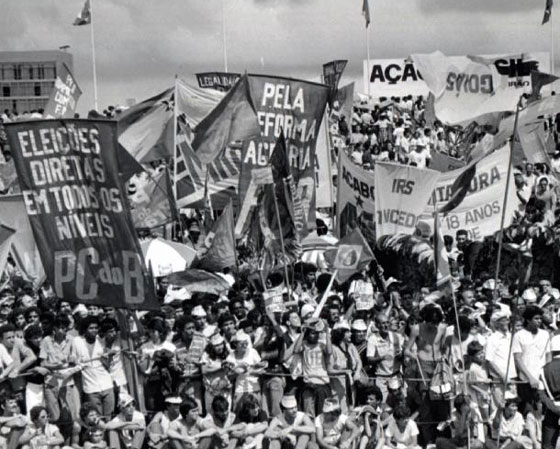 "Cidadania e participação social" era o tema do Enem em 1999, que pediu para os candidatos refletirem sobre o tema e proporem uma ação social de engajamento. Na imagem, uma manifestação das Direitas Já, movimento de 1984 a favor das eleições diretas para presidente. Outros vestibulares já cobraram temas parecidos com este. O Guia publicou uma análise de redação com um tema que também faz referência à participação social e política. <a href="https://guiadoestudante.abril.com.br/blog/redacao-para-o-enem-e-vestibular/analise-de-redacao-a-importancia-do-voto-consciente/" target="_blank" rel="noopener">Confira aqui</a>. Aproveite para conhecer <a href="https://guiadoestudante.abril.com.br/estudo/10-momentos-importantes-na-historia-das-eleicoes-no-brasil/" target="_blank" rel="noopener">10 momentos importantes na história das eleições no Brasil</a>. "Cidadania e participação social" era o tema do Enem em 1999, que pediu para os candidatos refletirem sobre o tema e proporem uma ação social de engajamento. Na imagem, uma manifestação das Direitas Já, movimento de 1984 a favor das eleições diretas para presidente. Outros vestibulares já cobraram temas parecidos com este. O Guia publicou uma análise de redação com um tema que também faz referência à participação social e política. <a href="https://guiadoestudante.abril.com.br/blog/redacao-para-o-enem-e-vestibular/analise-de-redacao-a-importancia-do-voto-consciente/" target="_blank" rel="noopener">Confira aqui</a>. Aproveite para conhecer <a href="https://guiadoestudante.abril.com.br/estudo/10-momentos-importantes-na-historia-das-eleicoes-no-brasil/" target="_blank" rel="noopener">10 momentos importantes na história das eleições no Brasil</a>.