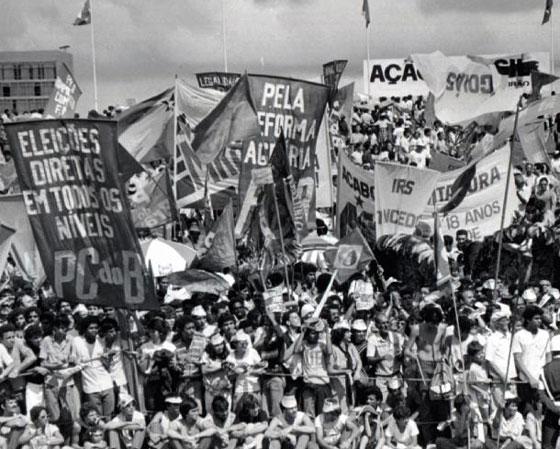 "Cidadania e participação social" era o tema do Enem em 1999, que pediu para os candidatos refletirem sobre o tema e proporem uma ação social de engajamento. Na imagem, uma manifestação das Direitas Já, movimento de 1984 a favor das eleições diretas para presidente. Outros vestibulares já cobraram temas parecidos com este. O Guia publicou uma análise de redação com um tema que também faz referência à participação social e política. <a href="https://guiadoestudante.abril.com.br/blog/redacao-para-o-enem-e-vestibular/analise-de-redacao-a-importancia-do-voto-consciente/" target="_blank" rel="noopener">Confira aqui</a>. Aproveite para conhecer <a href="https://guiadoestudante.abril.com.br/estudo/10-momentos-importantes-na-historia-das-eleicoes-no-brasil/" target="_blank" rel="noopener">10 momentos importantes na história das eleições no Brasil</a>.