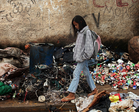 Em 2000, o tema da redação do Enem era: "Direitos da criança e do adolescente - como enfrentar esse desafio nacional". Na foto, uma garota caminha sobre um lixão no Jardim Gramacho, no Rio de Janeiro. Para conseguir escrever bem sobre esse tema é legal assistir a documentários e filmes que ajudem a construir os argumentos da dissertação. Essa é uma das dicas que demos em um vídeo sobre como mandar bem na redação. <a href="https://guiadoestudante.abril.com.br/videos/dicas-ge/dicas-ge-6-dicas-de-como-se-preparar-para-a-redacao-do-enem/" target="_blank" rel="noopener">Confira aqui</a>. Veja também <a href="https://guiadoestudante.abril.com.br/enem/confira-dicas-de-como-escrever-uma-boa-redacao-no-enem/" target="_blank" rel="noopener">dicas importantes para fazer um bom texto</a>. Em 2000, o tema da redação do Enem era: "Direitos da criança e do adolescente - como enfrentar esse desafio nacional". Na foto, uma garota caminha sobre um lixão no Jardim Gramacho, no Rio de Janeiro. Para conseguir escrever bem sobre esse tema é legal assistir a documentários e filmes que ajudem a construir os argumentos da dissertação. Essa é uma das dicas que demos em um vídeo sobre como mandar bem na redação. <a href="https://guiadoestudante.abril.com.br/videos/dicas-ge/dicas-ge-6-dicas-de-como-se-preparar-para-a-redacao-do-enem/" target="_blank" rel="noopener">Confira aqui</a>. Veja também <a href="https://guiadoestudante.abril.com.br/enem/confira-dicas-de-como-escrever-uma-boa-redacao-no-enem/" target="_blank" rel="noopener">dicas importantes para fazer um bom texto</a>.
