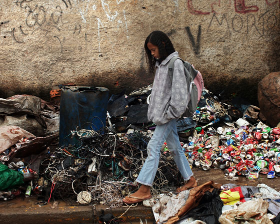 Em 2000, o tema da redação do Enem era: "Direitos da criança e do adolescente - como enfrentar esse desafio nacional". Na foto, uma garota caminha sobre um lixão no Jardim Gramacho, no Rio de Janeiro. Para conseguir escrever bem sobre esse tema é legal assistir a documentários e filmes que ajudem a construir os argumentos da dissertação. Essa é uma das dicas que demos em um vídeo sobre como mandar bem na redação. <a href="https://guiadoestudante.abril.com.br/videos/dicas-ge/dicas-ge-6-dicas-de-como-se-preparar-para-a-redacao-do-enem/" target="_blank" rel="noopener">Confira aqui</a>. Veja também <a href="https://guiadoestudante.abril.com.br/enem/confira-dicas-de-como-escrever-uma-boa-redacao-no-enem/" target="_blank" rel="noopener">dicas importantes para fazer um bom texto</a>.