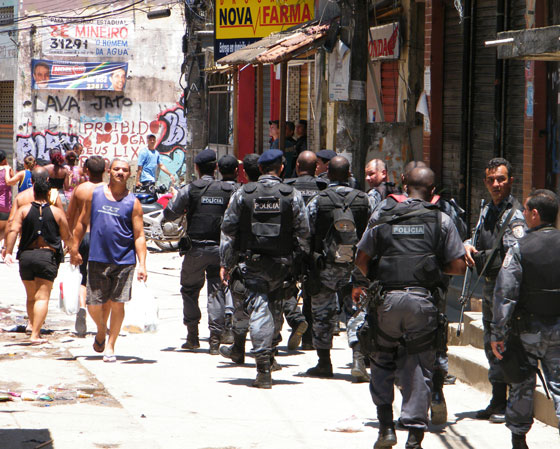 "A violência na sociedade brasileira: como mudar as regras desse jogo?", era a pergunta da proposta de redação do Enem 2003. Na imagem, forças de segurança ocupam o Complexo do Alemão depois de ter sido oferecida a possibilidade de rendição aos traficantes, em 2010. O tema é complexo e o estudante precisa ficar atento porque a prova de redação do Enem exige que o candidato apresente uma proposta de intervenção que respeite os direitos humanos. <a href="https://guiadoestudante.abril.com.br/enem/o-que-e-preciso-saber-sobre-direitos-humanos-para-a-redacao-do-enem/" target="_blank" rel="noopener">Aqui explicamos a importância do assunto</a>.