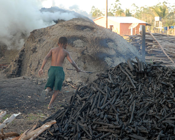 "O trabalho infantil na realidade brasileira" foi o tema da redação do Enem 2005. O Guia selecionou uma redação para correção e dá para ler as <a href="https://guiadoestudante.abril.com.br/blog/redacao-para-o-enem-e-vestibular/analise-da-redacao-8220-o-trabalho-infantil-e-a-sociedade-8221-8211-proposta-retirada-do-enem-2005/" target="_blank" rel="noopener">dicas do professor sobre o que era interessante</a> abordar no texto. A proposta, na íntegra, pode ser conferida <a href="https://guiadoestudante.abril.com.br/blog/redacao-para-o-enem-e-vestibular/nova-proposta-de-redacao-trabalho-infantil/" target="_blank" rel="noopener">aqui</a>. "O trabalho infantil na realidade brasileira" foi o tema da redação do Enem 2005. O Guia selecionou uma redação para correção e dá para ler as <a href="https://guiadoestudante.abril.com.br/blog/redacao-para-o-enem-e-vestibular/analise-da-redacao-8220-o-trabalho-infantil-e-a-sociedade-8221-8211-proposta-retirada-do-enem-2005/" target="_blank" rel="noopener">dicas do professor sobre o que era interessante</a> abordar no texto. A proposta, na íntegra, pode ser conferida <a href="https://guiadoestudante.abril.com.br/blog/redacao-para-o-enem-e-vestibular/nova-proposta-de-redacao-trabalho-infantil/" target="_blank" rel="noopener">aqui</a>.