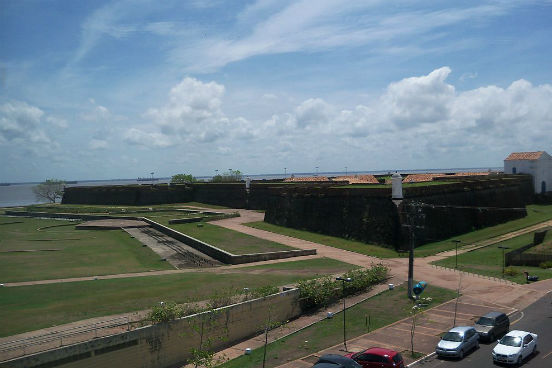 A capital do Amapá tem um salário médio de R$ 2.644,20 e 99.893 assalariados. A cidade tem 6.704 unidades empregadoras. (Imagem: Wikimedia Commons)