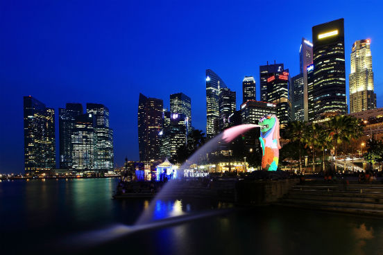 Junto ao crescente destaque no setor de educação superior global, Singapura também é reconhecida pela sua prosperidade e baixos níveis de criminalidade e desemprego. Além disso, muitos dos que se formam em Singapura são procurados por empregadores internacionais. O custo de vida, no entanto, é bastante caro na cidade, sobretudo para os estudantes - recentemente, as taxas estudantis sofreram um aumento (principalmente para estudantes que vêm de outros países). (Imagem: Getty Images) Junto ao crescente destaque no setor de educação superior global, Singapura também é reconhecida pela sua prosperidade e baixos níveis de criminalidade e desemprego. Além disso, muitos dos que se formam em Singapura são procurados por empregadores internacionais. O custo de vida, no entanto, é bastante caro na cidade, sobretudo para os estudantes - recentemente, as taxas estudantis sofreram um aumento (principalmente para estudantes que vêm de outros países). (Imagem: Getty Images)