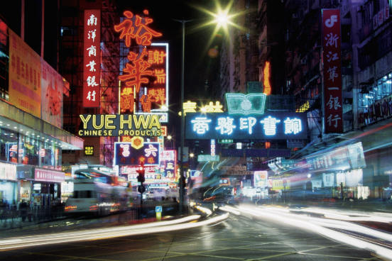 A alta concentração de boas instituições de ensino e a diversidade de nacionalidade dos estudantes são alguns dos motivos para que Hong Kong seja uma cidade bastante atraente. Mas, em termos de acessibilidade, o quadro é um pouco mais complexo: os aluguéis são extremamente caros, mas despesas gerais como comida e transporte são bastante baixas. O conjunto desses fatores faz com que Hong Kong ocupe o oitavo posto do ranking. (Imagem: Thinkstock) A alta concentração de boas instituições de ensino e a diversidade de nacionalidade dos estudantes são alguns dos motivos para que Hong Kong seja uma cidade bastante atraente. Mas, em termos de acessibilidade, o quadro é um pouco mais complexo: os aluguéis são extremamente caros, mas despesas gerais como comida e transporte são bastante baixas. O conjunto desses fatores faz com que Hong Kong ocupe o oitavo posto do ranking. (Imagem: Thinkstock)