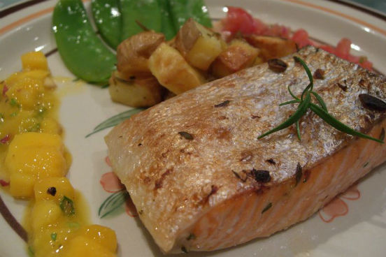 Peixes oleosos, como salmão e sardinha, apresentam altos índices de proteína e ômega 3, que são essenciais para o bom funcionamento do cérebro. Uma fatia de pão integral com sardinha enlatada, por exemplo, é uma opção cheia de carboidratos, vitaminas e proteína. (Imagem: Wikimedia Commons)