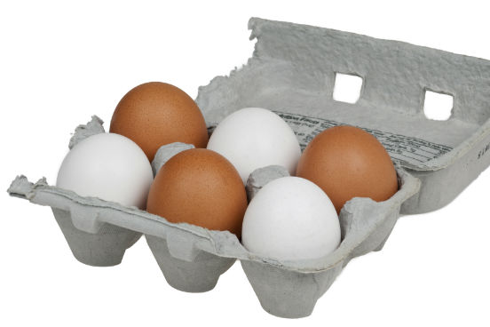Além de ser um alimento bastante versátil, um ovo contém antioxidantes, diversos nutrientes e uma boa quantidade de proteína - tudo isso em menos de 100 calorias, dependendo da forma como ele for feito (fritar, obviamente, vai adicionar algumas). (Imagem: Wikimedia Commons)