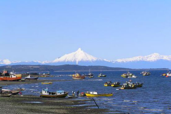 Graças à corrente de Humboldt, que se desloca da Antártica até o litoral do Chile e do Peru, esses países estão entre os maiores países pesqueiros do mundo. Ela é a corrente marítima mais fria do mundo, sendo que a sua temperatura chega a ser cerca de 7 ou 8 ºC inferior à temperatura média do oceano na mesma latitude. Além disso, a corrente de Humboldt é um dos fatores responsáveis pela formação do deserto do Atacama. (Imagem: Wikimedia Commons)