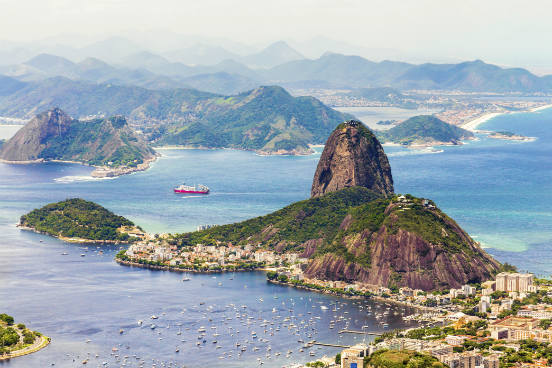 A corrente marítima Sul Equatorial é uma corrente quente, com origem na região equatorial, que se subdivide em corrente das Guianas (que vai para o norte) e em corrente do Brasil (que vai para o Sul). A corrente do Brasil é responsável pelas águas mornas do litoral nordestino brasileiro. (Imagem: Thinkstock)