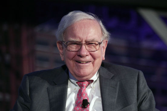 O megainvestidor Warren Buffet, CEO da Berkshire Hathaway, não conseguiu sua fortuna de 61 bilhões de dólares de um dia para o outro. Já aos treze anos, ele trabalhava como entregador de jornais para o Washington Post, de acordo com o site bio. No mesmo ano, investiu 1,2 mil dólares de suas economias em uma fazenda. Era o começo da carreira de um dos homens mais ricos do mundo. (Imagem: Getty Images)
