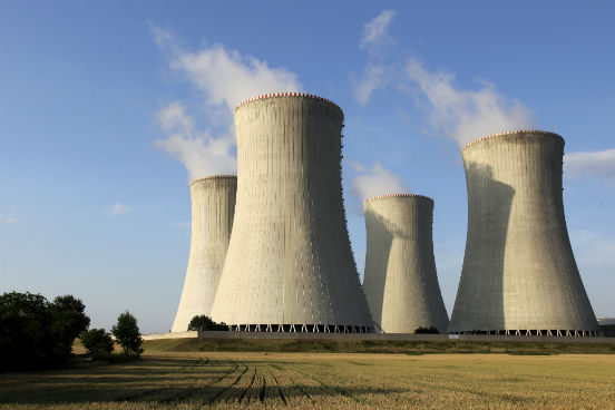 O Brasil possui uma das maiores reservas naturais de urânio do mundo e apenas duas usinas nucleares, Angra 1 e Angra 2. Em 2014, elas produziram 2,87% da energia elétrica do país. Apesar de ser considerada limpa, essa fonte energética é vista com muita desconfiança pelos graves acidentes que ocorreram na História. (Imagem: Thinkstock)