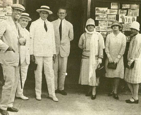 O movimento modernista foi tão transformador para a literatura nacional que foi dividido em grandes blocos. Na primeira fase, que foi oficialmente iniciada na Semana de Arte Moderna em 1922, a ideia geral dos escritores era chocar o público, provocando estranhamento com novas formas de pensar e se expressar. Os organizadores da Semana também foram os principais nomes da escola literária: Mário de Andrade, Oswald de Andrade, Menotti del Picchia e Graça Aranha. <br>Foto: Wikicommons O movimento modernista foi tão transformador para a literatura nacional que foi dividido em grandes blocos. Na primeira fase, que foi oficialmente iniciada na Semana de Arte Moderna em 1922, a ideia geral dos escritores era chocar o público, provocando estranhamento com novas formas de pensar e se expressar. Os organizadores da Semana também foram os principais nomes da escola literária: Mário de Andrade, Oswald de Andrade, Menotti del Picchia e Graça Aranha. <br>Foto: Wikicommons
