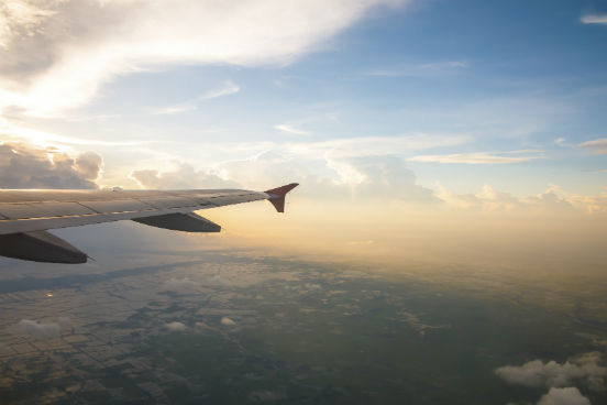 A troposfera é a camada mais baixa da atmosfera, tendo uma espessura média de 12 km. É nela que vivemos e respiramos e é também onde grande parte dos fenômenos metereológicos, como chuva e neve, acontecem. Aviões de carga e de passageiros voam nessa camada, onde quanto maior a altitude, menor é a temperatura. (Imagem: iStock) A troposfera é a camada mais baixa da atmosfera, tendo uma espessura média de 12 km. É nela que vivemos e respiramos e é também onde grande parte dos fenômenos metereológicos, como chuva e neve, acontecem. Aviões de carga e de passageiros voam nessa camada, onde quanto maior a altitude, menor é a temperatura. (Imagem: iStock)