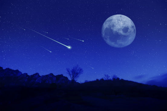 Nela há uma grande queda de temperatura: suas temperaturas podem atingir até -80 ºC. É na mesosfera que ocorre o fenômeno da aeroluminescência e também onde os meteoroides, fragmentos de materiais que vagueiam pelo espaço, sofrem combustão (o que muitas vezes é visto da superfície como o fenômeno das estrelas cadentes). (Imagem: iStock) Nela há uma grande queda de temperatura: suas temperaturas podem atingir até -80 ºC. É na mesosfera que ocorre o fenômeno da aeroluminescência e também onde os meteoroides, fragmentos de materiais que vagueiam pelo espaço, sofrem combustão (o que muitas vezes é visto da superfície como o fenômeno das estrelas cadentes). (Imagem: iStock)