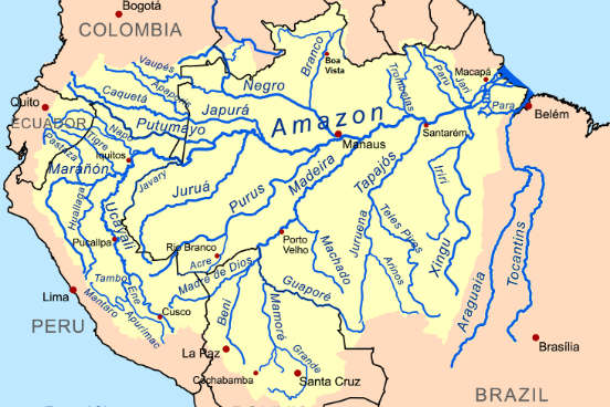É a maior bacia hidrográfica do mundo, se estendendo por uma área de mais de 7 milhões de quilômetros quadrados. Ela abrange os estados do Acre, Amazonas, Roraima, Rondônia, Mato Grosso, Pará e Amapá. A bacia Amazônica possui um alto potencial de produção de energia elétrica e também é bastante favorável à navegação. (Imagem: Wikimedia Commons)