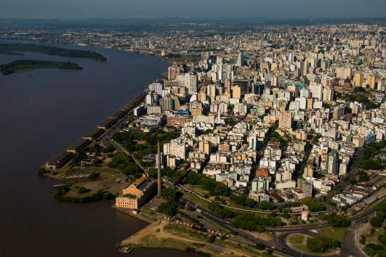 A capital gaúcha conta com 764.346 assalariados, 95.501 unidades empregadoras e um salário médio de R$ 2.779,80. (Imagem: Getty Images)