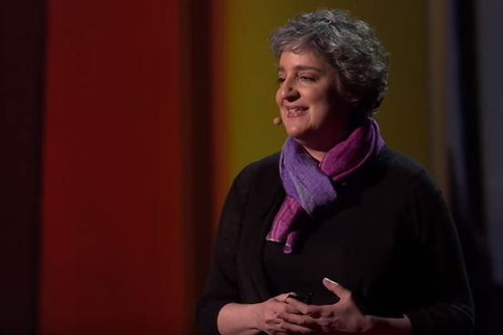 Ao longo de sua carreira, a radialista Julie Burnstein colecionou histórias sobre a criatividade transmitidas por figuras do mundo da cultura, como a escritora Isabel Allende e a cantora Patti LuPone. Nesta palestra, a autora divide com a plateia quatro lições sobre como inovar frente às adversidades e à desesperança. Para assisti-la, clique no Leia mais. Ao longo de sua carreira, a radialista Julie Burnstein colecionou histórias sobre a criatividade transmitidas por figuras do mundo da cultura, como a escritora Isabel Allende e a cantora Patti LuPone. Nesta palestra, a autora divide com a plateia quatro lições sobre como inovar frente às adversidades e à desesperança. Para assisti-la, clique no Leia mais.