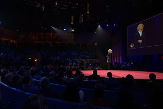 Antes de conquistar o mercado editorial com a publicação do livro Comer, rezar e amar, Elizabeth Gilbert era uma garçonete com aspirações literárias frustradas. Aqui, ela compartilha com o público alguns princípios para preservar a criatividade mesmo quando tudo à sua volta parece estar - ou está, efetivamente - desmoronando. Antes de conquistar o mercado editorial com a publicação do livro Comer, rezar e amar, Elizabeth Gilbert era uma garçonete com aspirações literárias frustradas. Aqui, ela compartilha com o público alguns princípios para preservar a criatividade mesmo quando tudo à sua volta parece estar - ou está, efetivamente - desmoronando.