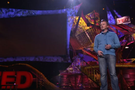 Phil Hansen era um jovem estudante de artes quando um tremor intenso nas mãos, decorrente de um problema neurológico, destruiu seu sonho de trabalhar com desenhos pontilhistas. Tudo mudou quando ele decidiu assumir o problema e transformá-lo em um recurso criativo. Nesta conversa, o artista descreve a importância de aceitar limitações individuais e coletivas para alcançar a originalidade. Para assisti-la, clique no Leia mais. Phil Hansen era um jovem estudante de artes quando um tremor intenso nas mãos, decorrente de um problema neurológico, destruiu seu sonho de trabalhar com desenhos pontilhistas. Tudo mudou quando ele decidiu assumir o problema e transformá-lo em um recurso criativo. Nesta conversa, o artista descreve a importância de aceitar limitações individuais e coletivas para alcançar a originalidade. Para assisti-la, clique no Leia mais.