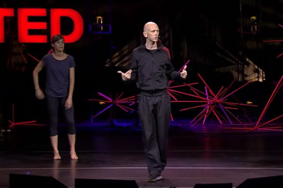 O mundo da dança pode parecer bastante misterioso para os leigos. Neste vídeo, o coreógrafo Wayne McGregor conta com dois dançarinos para demonstrar no palco, em tempo real, como se inventam movimentos corporais para uma apresentação. Para profissionais de qualquer área, até da mais distante do universo das artes, assistir à exibição da criatividade de McGregor não deixa de ser uma experiência curiosa e inspiradora. O mundo da dança pode parecer bastante misterioso para os leigos. Neste vídeo, o coreógrafo Wayne McGregor conta com dois dançarinos para demonstrar no palco, em tempo real, como se inventam movimentos corporais para uma apresentação. Para profissionais de qualquer área, até da mais distante do universo das artes, assistir à exibição da criatividade de McGregor não deixa de ser uma experiência curiosa e inspiradora.