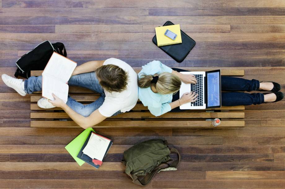 Na categoria lato sensu, entram os cursos de especialização (presenciais e a distância) e os Master in Business Administration (MBAs). Eles têm uma duração média de 1 a 2 anos. Ao concluir o curso, o aluno recebe um certificado, e não um diploma. (Créditos: moodboard/Thinkstock) Na categoria lato sensu, entram os cursos de especialização (presenciais e a distância) e os Master in Business Administration (MBAs). Eles têm uma duração média de 1 a 2 anos. Ao concluir o curso, o aluno recebe um certificado, e não um diploma. (Créditos: moodboard/Thinkstock)