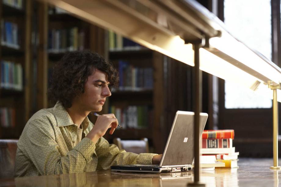 Ao contrário do lato sensu, os cursos da modalidade stricto sensu disponibilizam conhecimentos específicos e focados em uma determinada área. São indicados para profissionais que têm mais tempo para se dedicar à pesquisa. Os cursos têm uma duração de dois a quatro anos e na conclusão o aluno recebe um diploma. (Créditos: Nick White/Thinkstock) Ao contrário do lato sensu, os cursos da modalidade stricto sensu disponibilizam conhecimentos específicos e focados em uma determinada área. São indicados para profissionais que têm mais tempo para se dedicar à pesquisa. Os cursos têm uma duração de dois a quatro anos e na conclusão o aluno recebe um diploma. (Créditos: Nick White/Thinkstock)