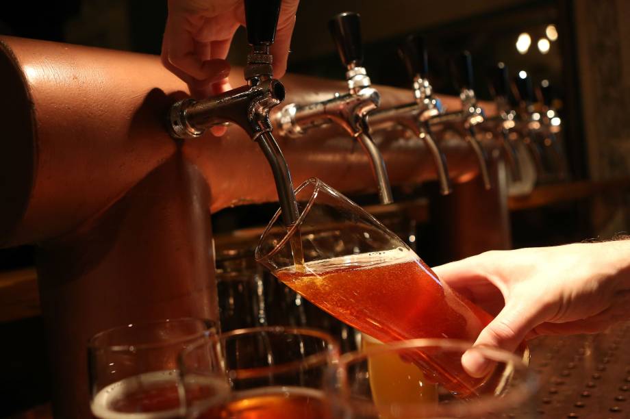 Mestrado em Cervejaria e Destilados - Os alunos aprendem sobre malte, cerveja e destilarias. A grade inclui matérias como Destilação e maturação de whisky e Cereais, maltagem e mistura. Ele é oferecido na Universidade de Edimburgo, na Escócia. Mestrado em Cervejaria e Destilados - Os alunos aprendem sobre malte, cerveja e destilarias. A grade inclui matérias como Destilação e maturação de whisky e Cereais, maltagem e mistura. Ele é oferecido na Universidade de Edimburgo, na Escócia.