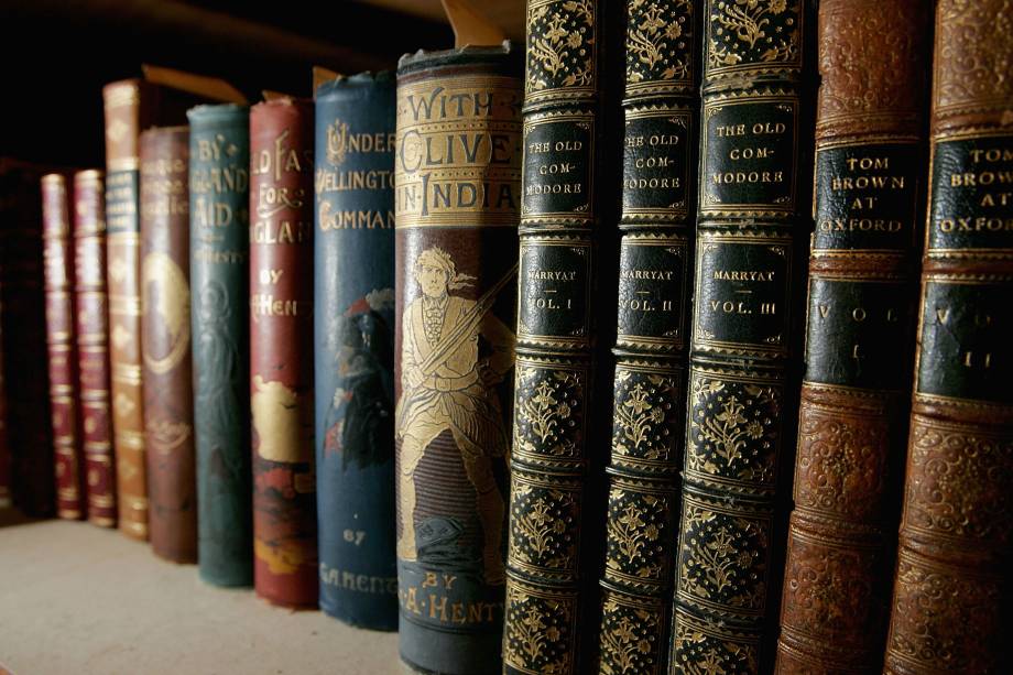 Cultura Popular - O curso oferecido pela Bowling Green State University busca examinar a sociedade atual e sua história através de programas de TV, filmes, carros, casas, músicas, museus, revistas e muitas outras manifestações de cultura. Cultura Popular - O curso oferecido pela Bowling Green State University busca examinar a sociedade atual e sua história através de programas de TV, filmes, carros, casas, músicas, museus, revistas e muitas outras manifestações de cultura.