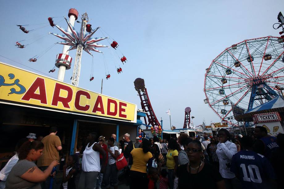 Engenharia de Parques Temáticos - O curso oferecido pela California State University prepara os alunos para carreiras em parques temáticos e na indústria do entretenimento em geral. Nele, os alunos aprendem conceitos das engenharias elétrica, civil e mecânica para entender as necessidades do ramo de energia elétrica, hidráulica e controle pneumático. Engenharia de Parques Temáticos - O curso oferecido pela California State University prepara os alunos para carreiras em parques temáticos e na indústria do entretenimento em geral. Nele, os alunos aprendem conceitos das engenharias elétrica, civil e mecânica para entender as necessidades do ramo de energia elétrica, hidráulica e controle pneumático.