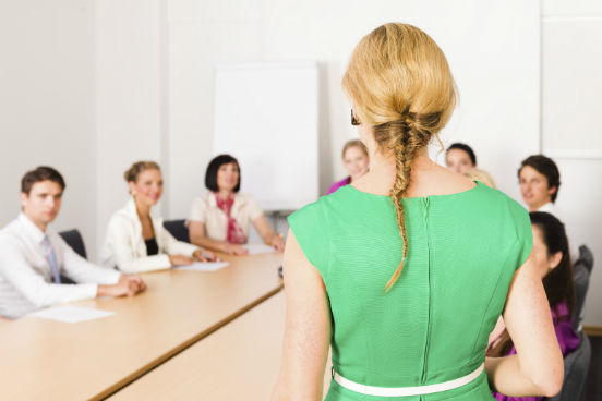 Depois de tanto esforço, finalmente chega a hora de apresentar o seu trabalho - seja ele um relatório de pesquisa, uma dissertação de mestrado ou uma tese de doutorado. E, mesmo conhecendo muito bem o assunto, é inevitável bater uma ansiedade antes da apresentação. O coração bate mais forte, o estômago fica revirado
Veja a seguir algumas dicas para deixar o nervosismo de lado e fazer uma apresentação muito mais confiante. (Imagem: iStock) Depois de tanto esforço, finalmente chega a hora de apresentar o seu trabalho - seja ele um relatório de pesquisa, uma dissertação de mestrado ou uma tese de doutorado. E, mesmo conhecendo muito bem o assunto, é inevitável bater uma ansiedade antes da apresentação. O coração bate mais forte, o estômago fica revirado
Veja a seguir algumas dicas para deixar o nervosismo de lado e fazer uma apresentação muito mais confiante. (Imagem: iStock)